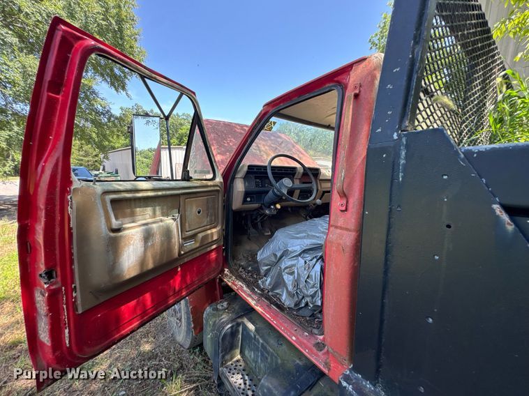 image for item DU9399 1984 Ford F700 dump truck