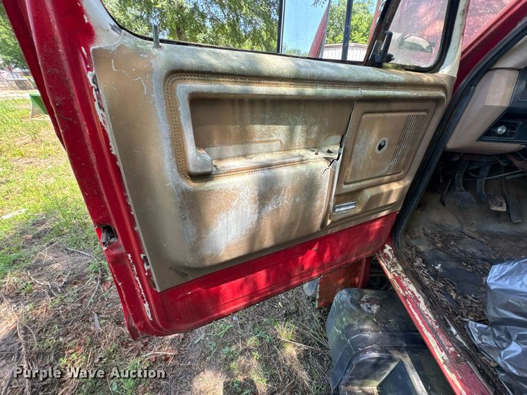 image for item DU9399 1984 Ford F700 dump truck