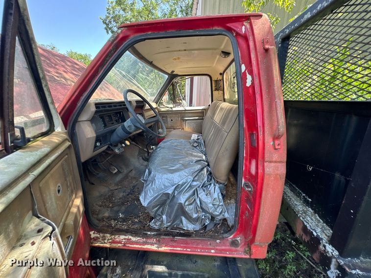 image for item DU9399 1984 Ford F700 dump truck