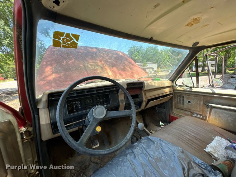 image for item DU9399 1984 Ford F700 dump truck