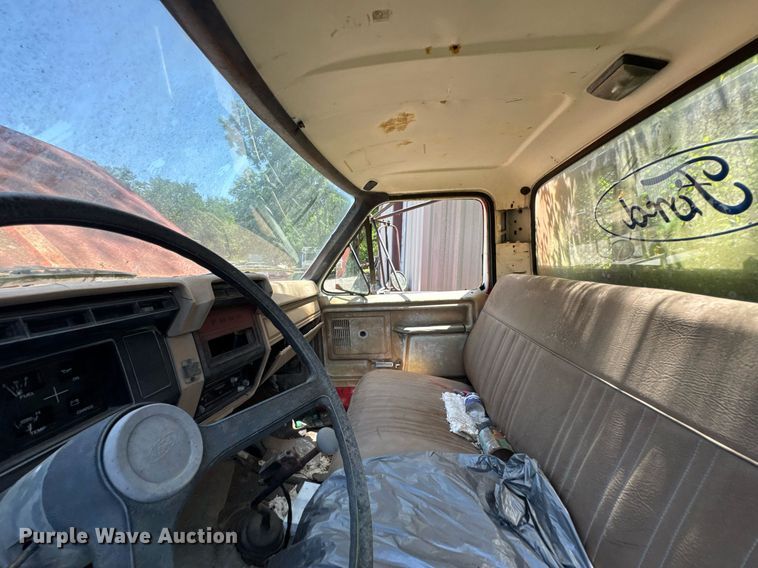 image for item DU9399 1984 Ford F700 dump truck