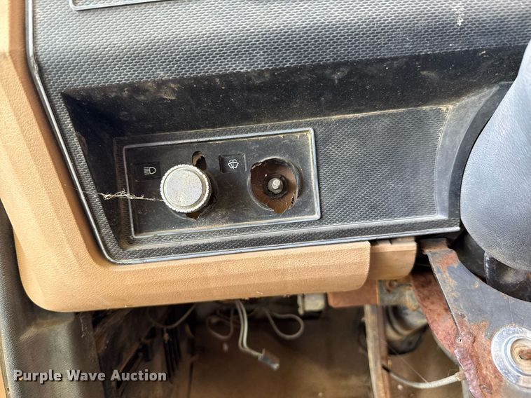 image for item DU9399 1984 Ford F700 dump truck