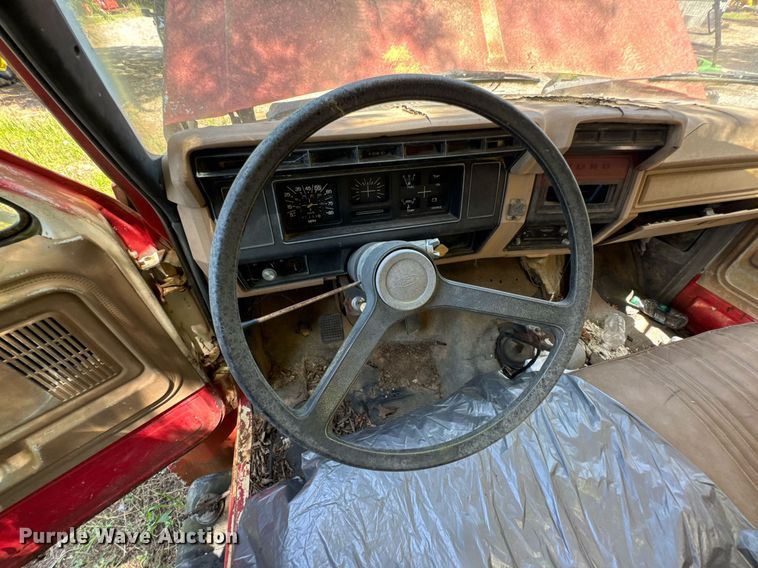 image for item DU9399 1984 Ford F700 dump truck