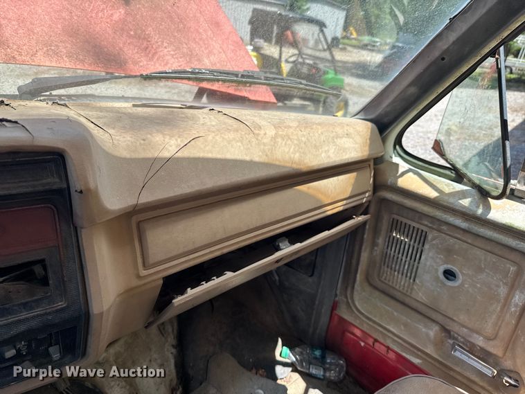 image for item DU9399 1984 Ford F700 dump truck