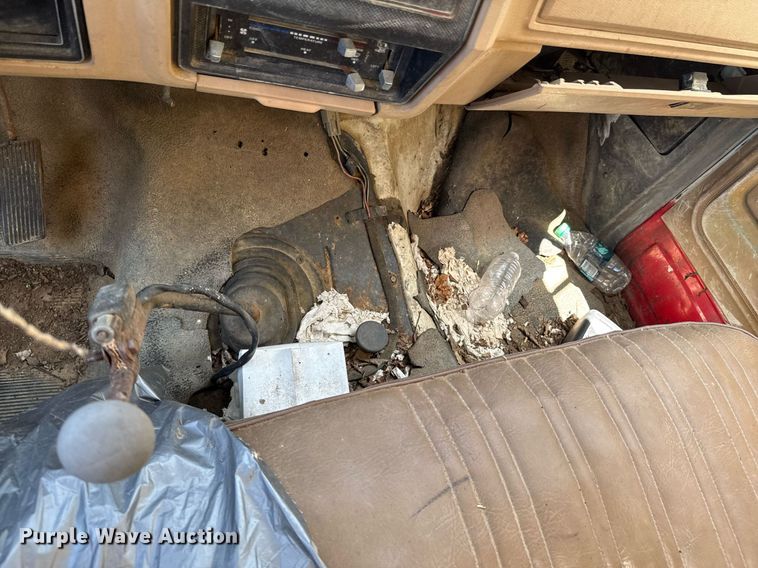 image for item DU9399 1984 Ford F700 dump truck