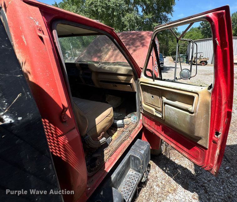 image for item DU9399 1984 Ford F700 dump truck