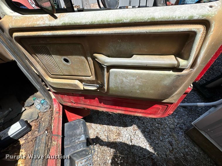 image for item DU9399 1984 Ford F700 dump truck