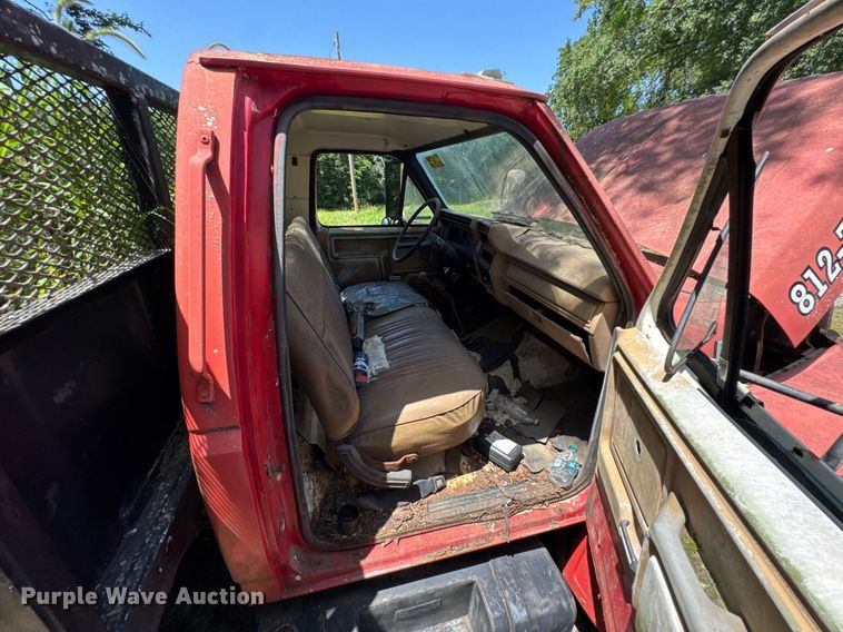 image for item DU9399 1984 Ford F700 dump truck