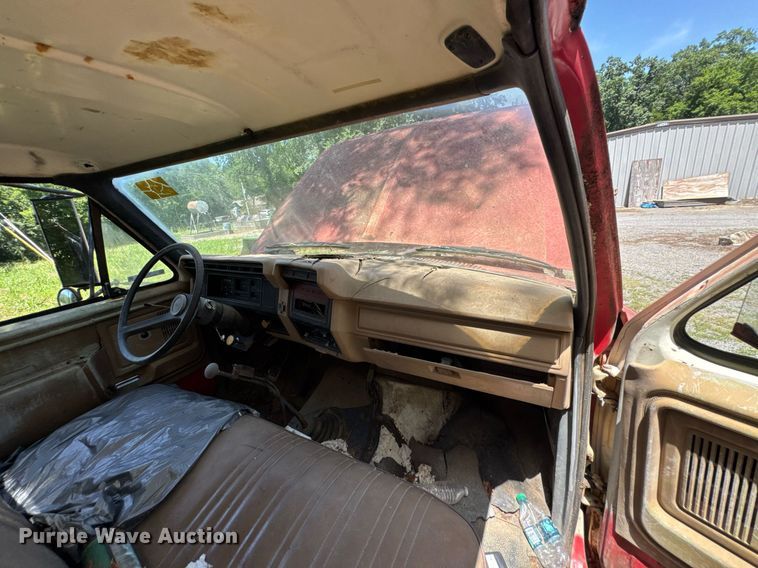 image for item DU9399 1984 Ford F700 dump truck