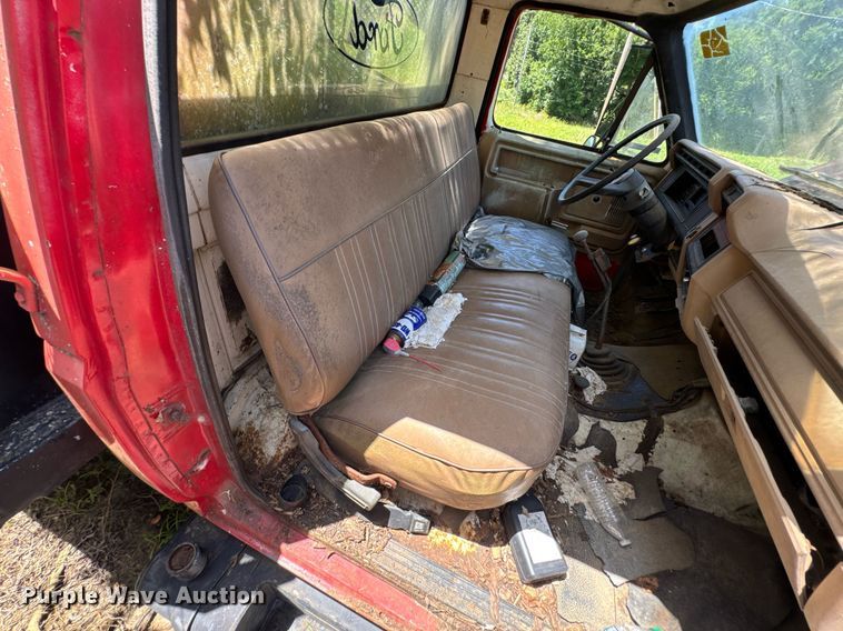 image for item DU9399 1984 Ford F700 dump truck