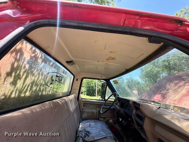 image for item DU9399 1984 Ford F700 dump truck