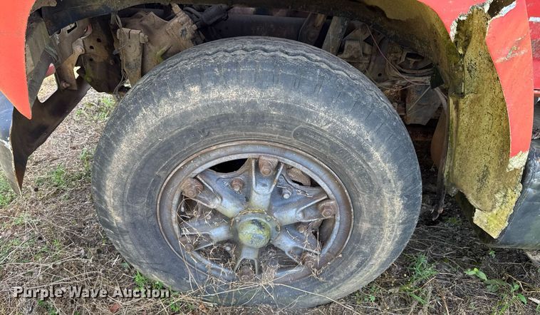 image for item DU9399 1984 Ford F700 dump truck