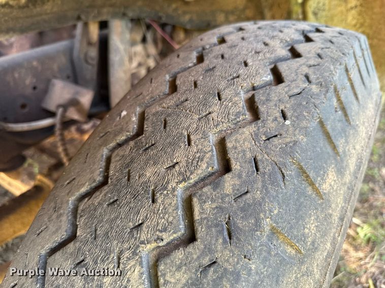 image for item DU9399 1984 Ford F700 dump truck