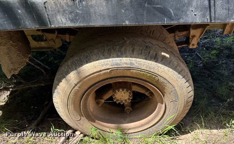 image for item DU9399 1984 Ford F700 dump truck