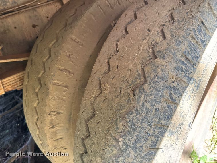 image for item DU9399 1984 Ford F700 dump truck