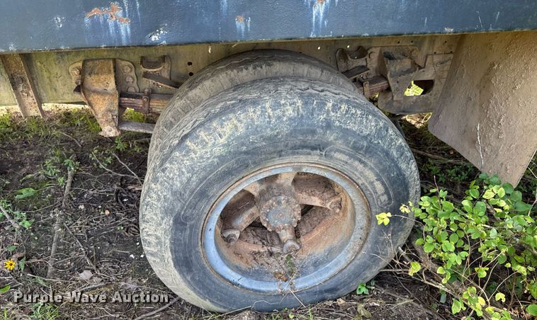 image for item DU9399 1984 Ford F700 dump truck