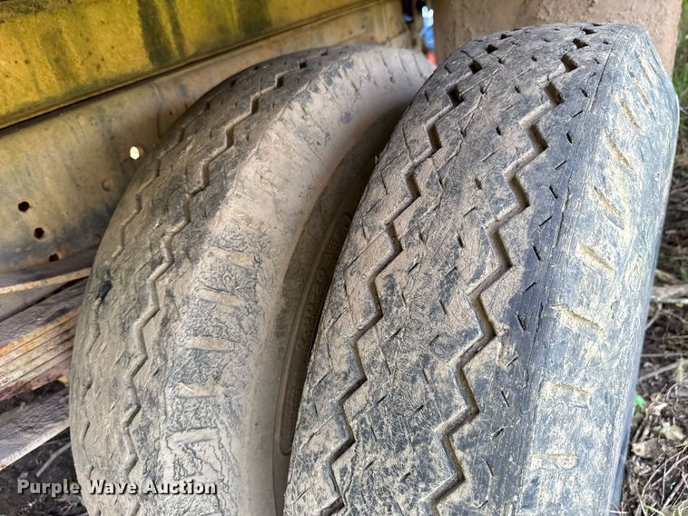 image for item DU9399 1984 Ford F700 dump truck