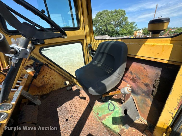 image for item DU9440 1997 Mastercraft S8PFW7 forklift