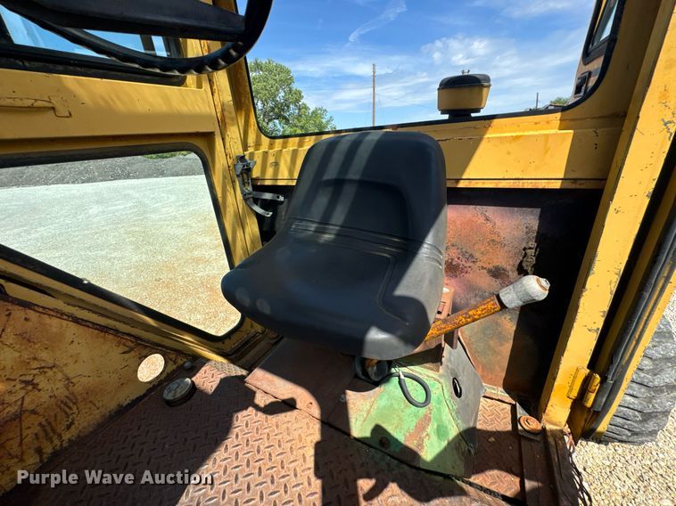 image for item DU9440 1997 Mastercraft S8PFW7 forklift