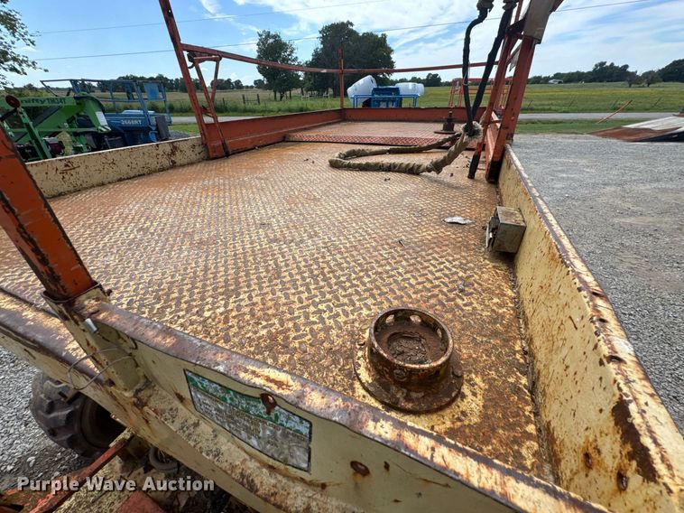 image for item DU9441 2001 JLG 33RTS scissor lift