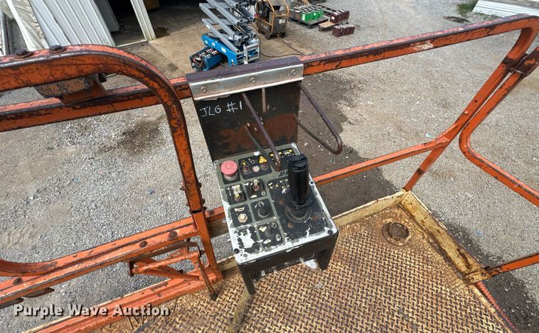 image for item DU9441 2001 JLG 33RTS scissor lift