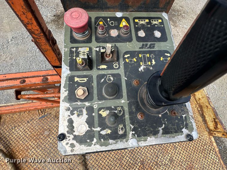 image for item DU9441 2001 JLG 33RTS scissor lift