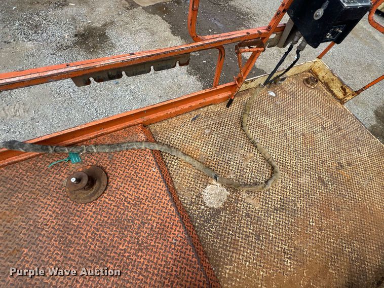 image for item DU9441 2001 JLG 33RTS scissor lift