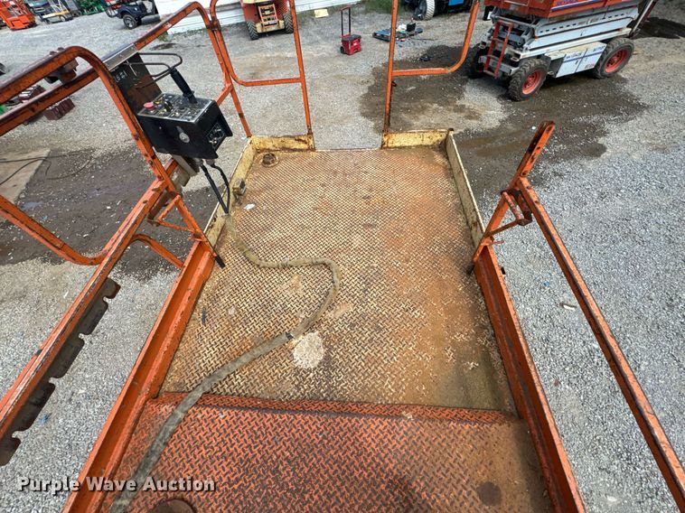 image for item DU9441 2001 JLG 33RTS scissor lift