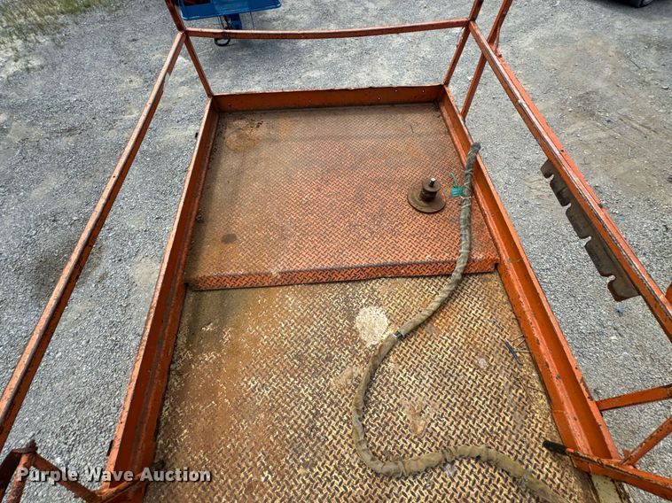 image for item DU9441 2001 JLG 33RTS scissor lift