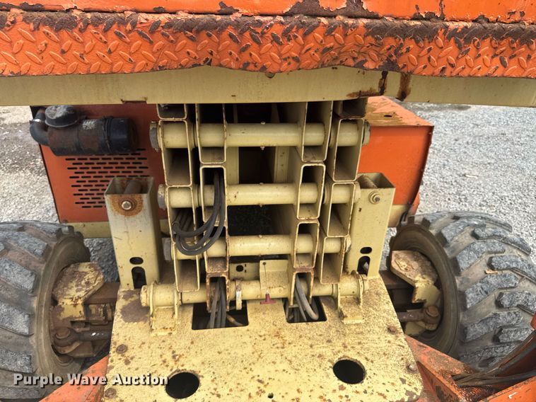image for item DU9441 2001 JLG 33RTS scissor lift