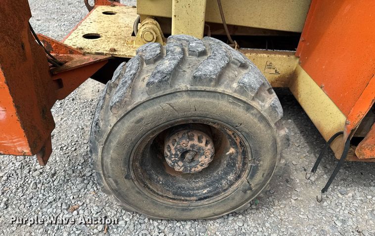 image for item DU9441 2001 JLG 33RTS scissor lift