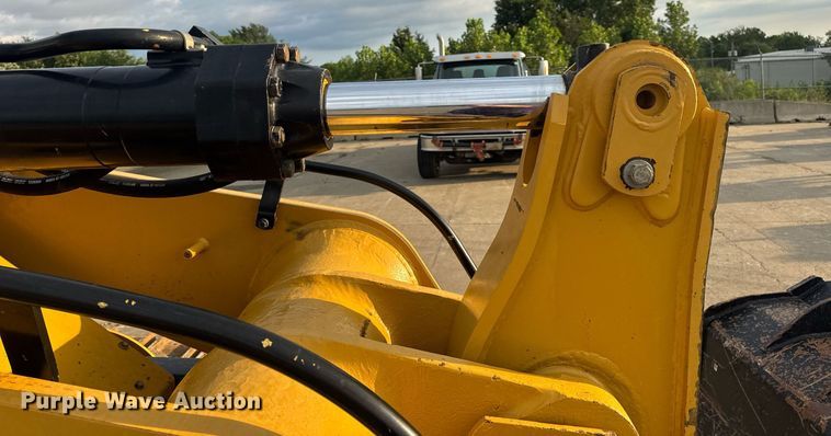 image for item DW3410 2016 Caterpillar 963K track loader
