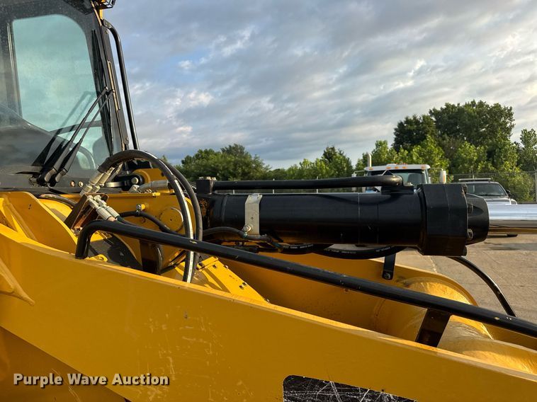 image for item DW3410 2016 Caterpillar 963K track loader