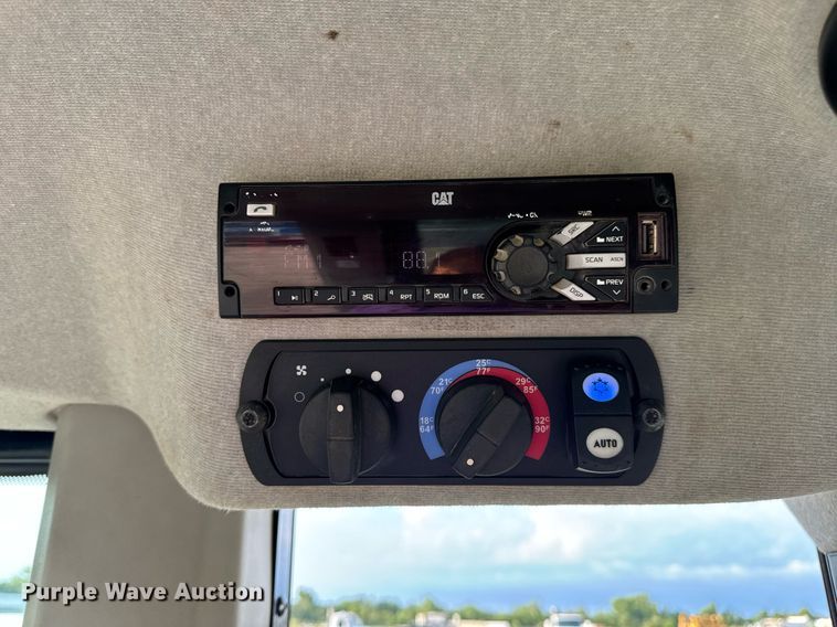 image for item DW3410 2016 Caterpillar 963K track loader