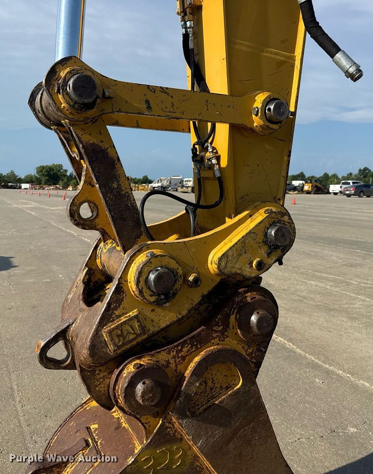 image for item DW3411 2016 Caterpillar 325F LCR excavator