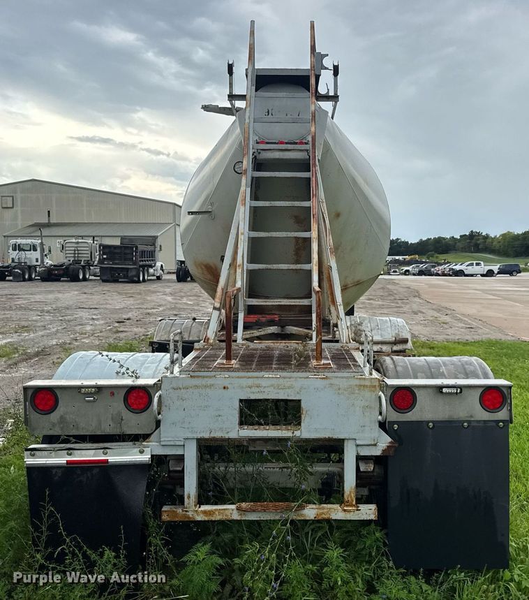 image for item DW3421 1980 Frue pneumatic dry bulk trailer