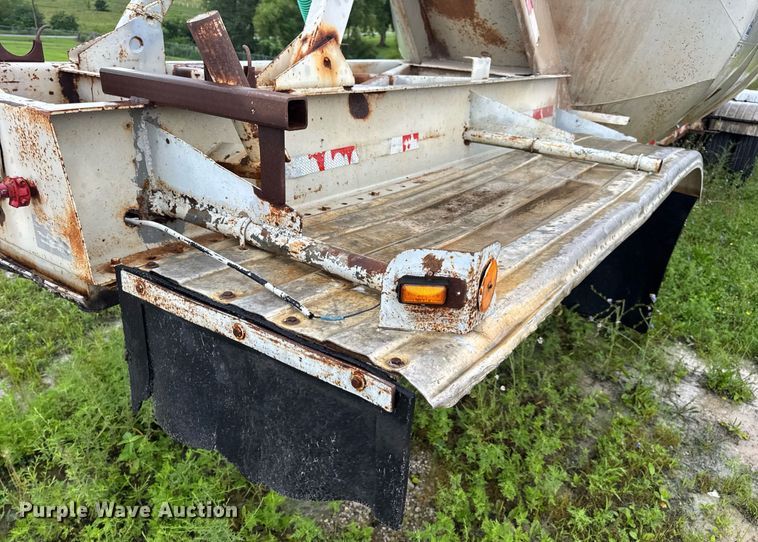 image for item DW3421 1980 Frue pneumatic dry bulk trailer