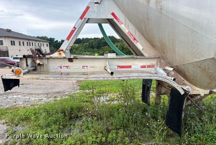 image for item DW3421 1980 Frue pneumatic dry bulk trailer