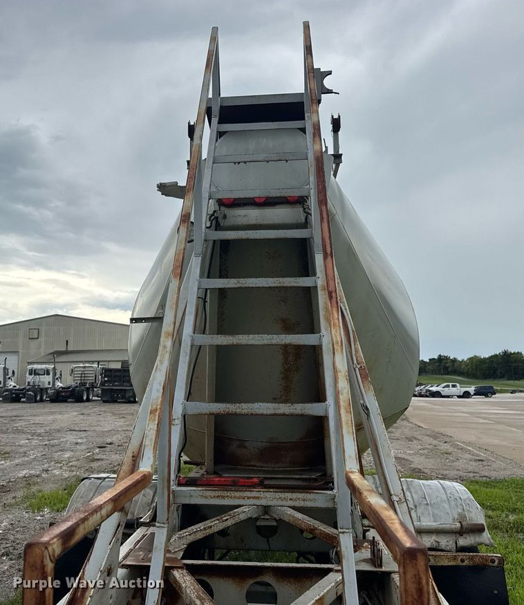 image for item DW3421 1980 Frue pneumatic dry bulk trailer