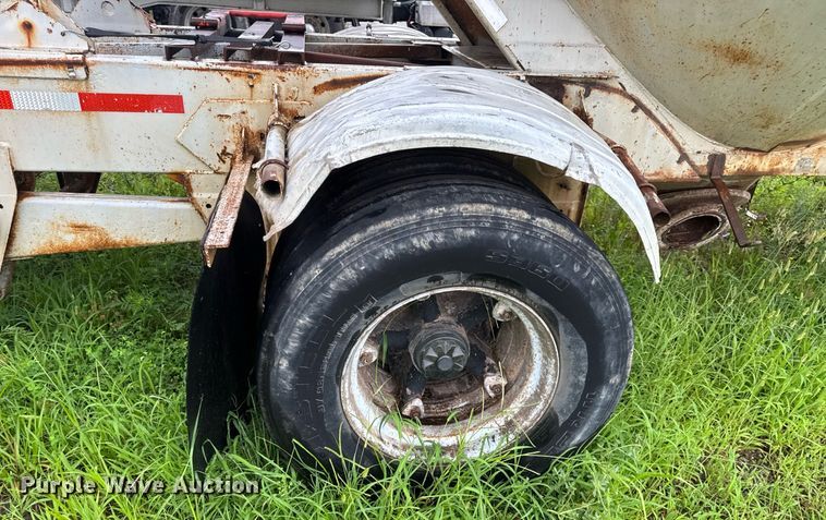 image for item DW3421 1980 Frue pneumatic dry bulk trailer