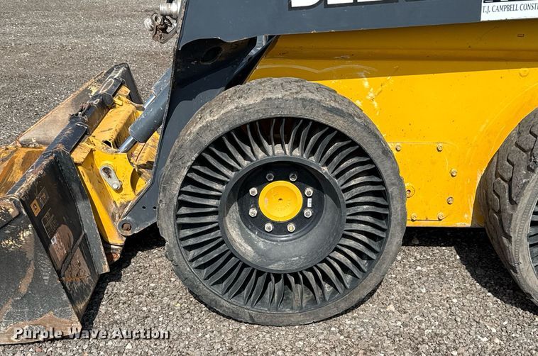 image for item DW5168 2021 John Deere 324G skid steer loader