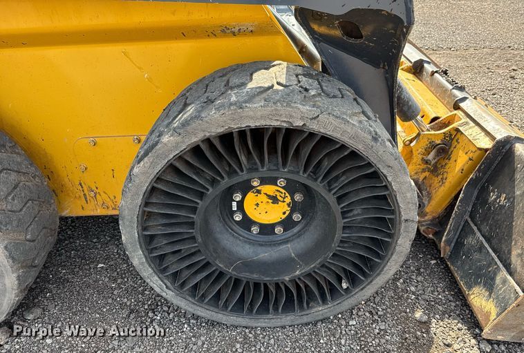 image for item DW5168 2021 John Deere 324G skid steer loader