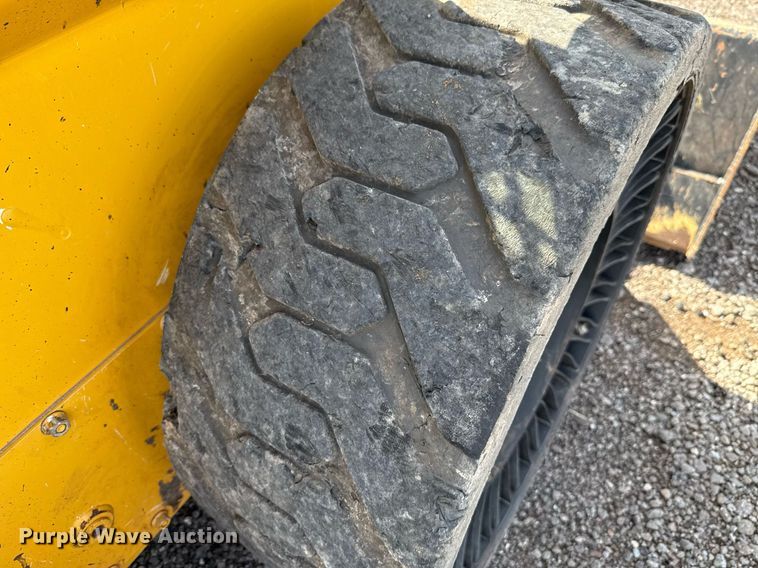 image for item DW5168 2021 John Deere 324G skid steer loader