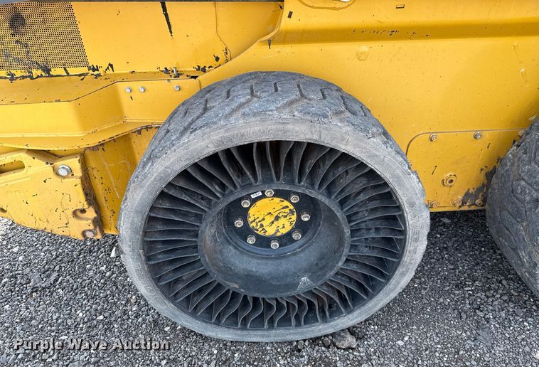 image for item DW5168 2021 John Deere 324G skid steer loader