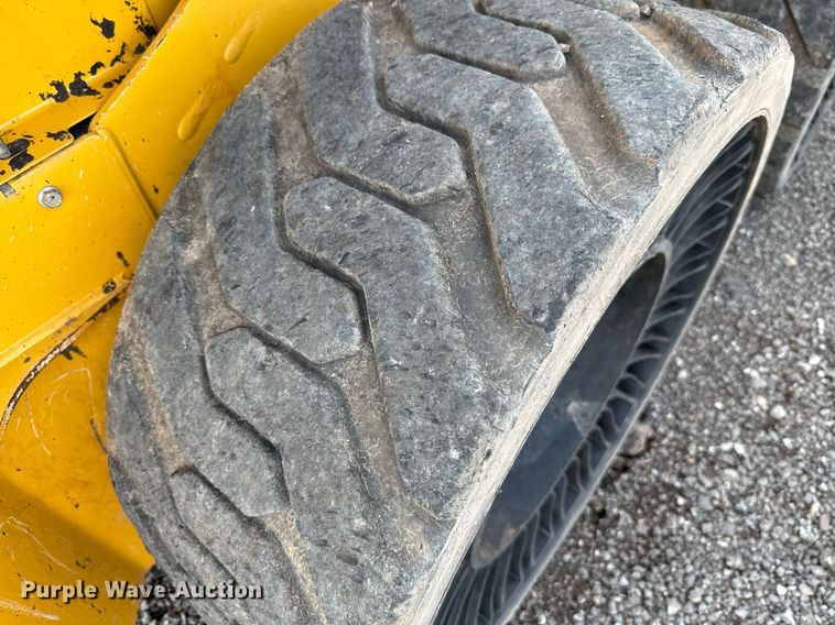 image for item DW5168 2021 John Deere 324G skid steer loader