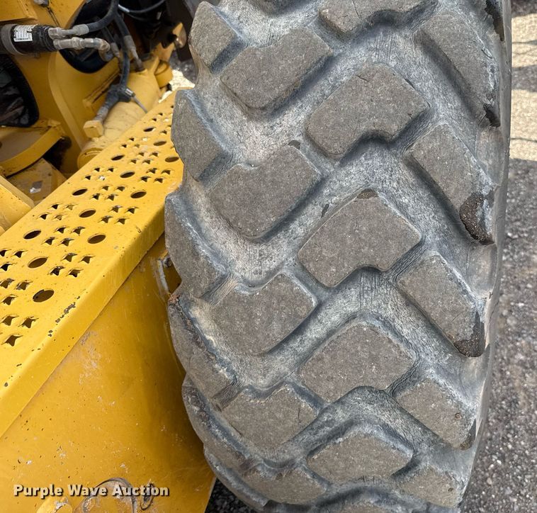 image for item DW5179 2013 John Deere 672GP motor grader