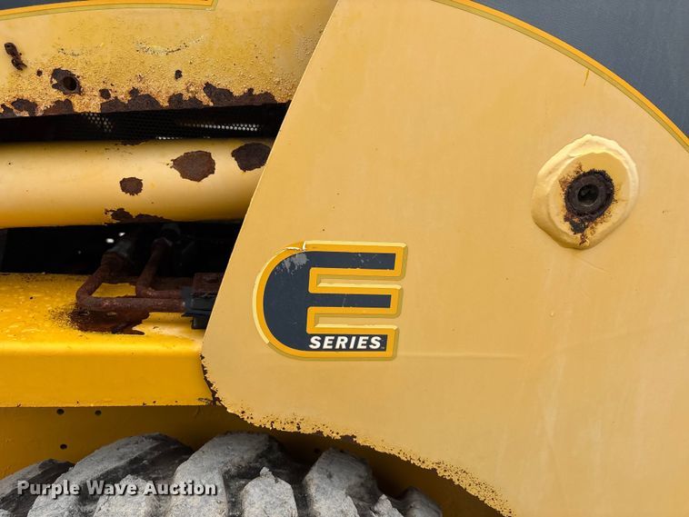 image for item DW7247 2008 Gehl 6640E skid steer loader