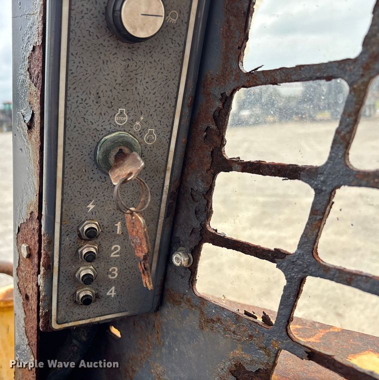 image for item DW7247 2008 Gehl 6640E skid steer loader