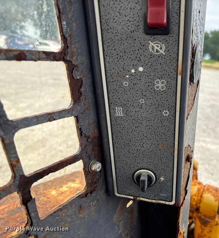 image for item DW7247 2008 Gehl 6640E skid steer loader