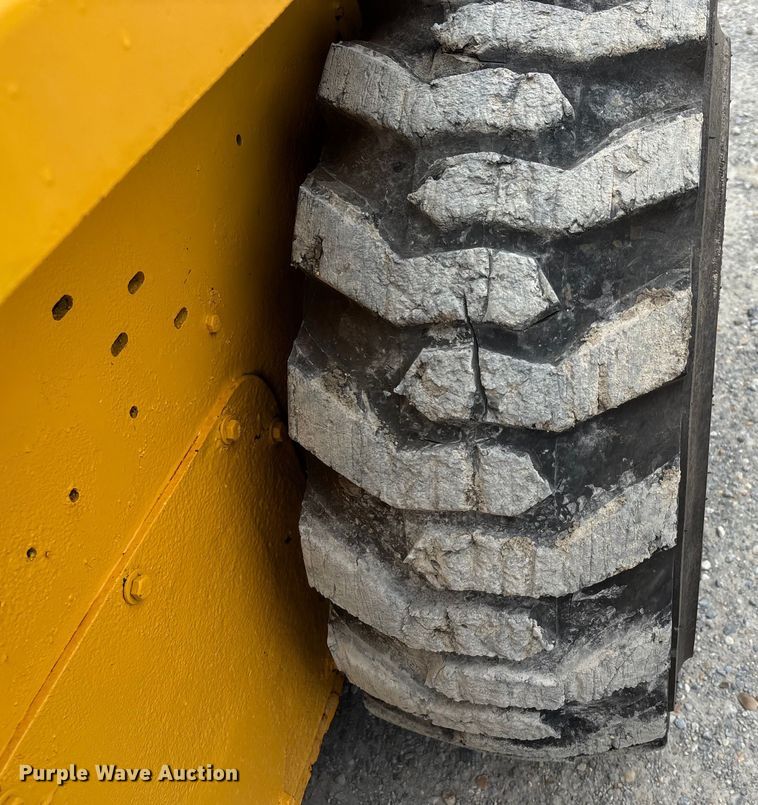 image for item DW7247 2008 Gehl 6640E skid steer loader